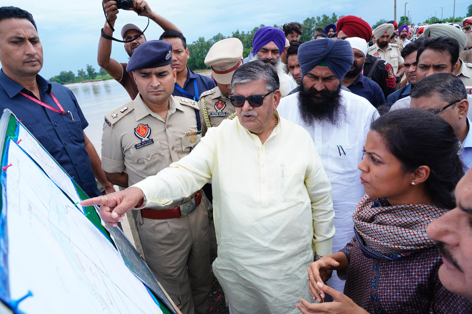 Governor Gulab Chand Kataria visits flood-affected areas of Tanda